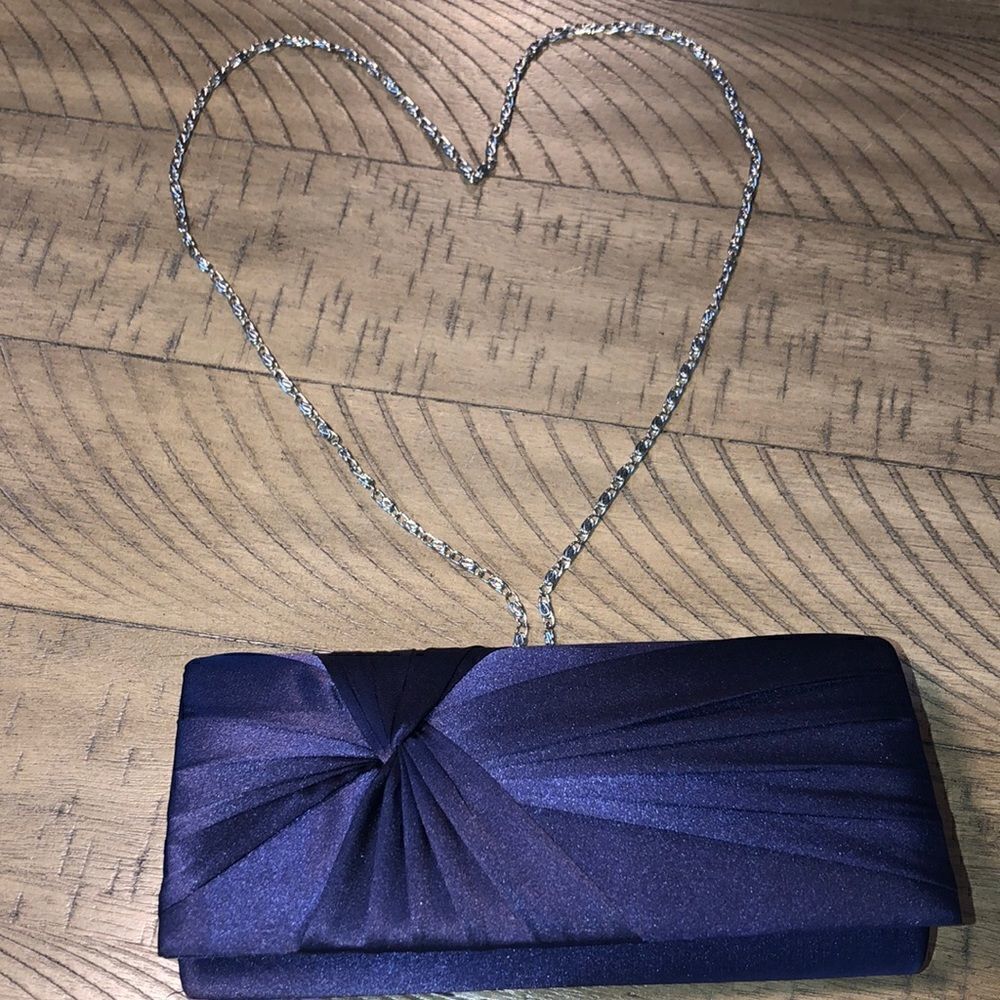 Badgley Mischka Midnight🕛 BlueSatin Swirl Purse. Security Snap Removable Chain